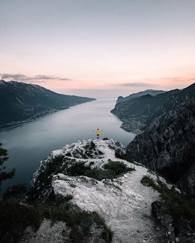 Capture the Serenity of Lake Garda's Breathtaking Sunset 🔥🌅