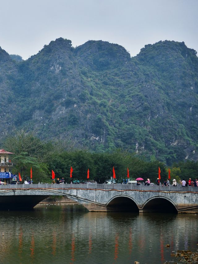 越南第一個王朝的首都，如今只剩兩座破廟