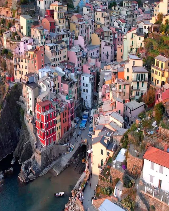 Embracing the Enchanting Cinque Terre: Italy's Picturesque Coastal Jewels 🇮🇹🌊