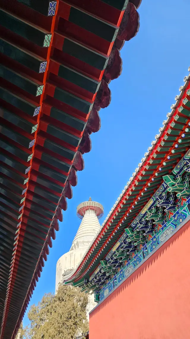 After the snow, the White Pagoda Temple, listening to the sound of the bronze bell can comfortably spend an afternoon