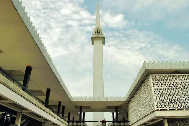 吉隆坡の国立モスクに入ると、静かで神秘的な雰囲気を感じます