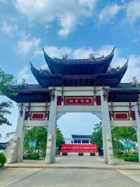 你有見過被稱作「一線天」的老街嗎？這是巴城老街留下的久遠歲月痕跡