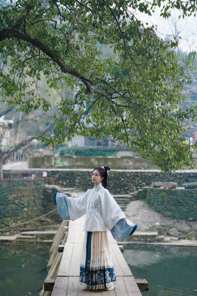 天青色等煙雨，而我在等妳