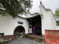 位於黃州區赤壁磯頭因北宋大文豪蘇東坡在此寫有《赤壁懷古》詞和前後《赤壁賦》而得名又稱文赤東坡赤壁壁