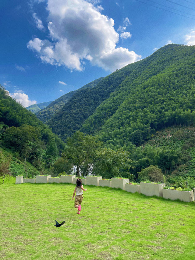 在黃山腳下，帶著孩子躺著看黃山、星空、泡溫泉、溯溪