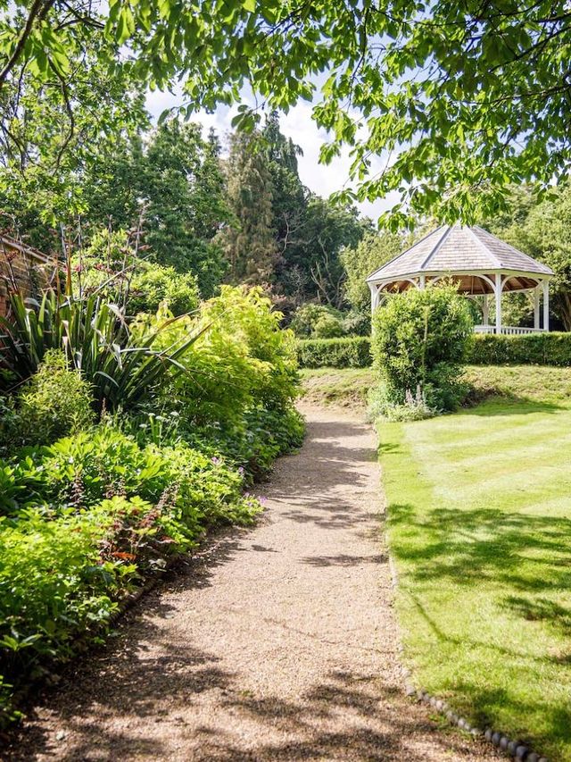 🌟 Unwind in Style at Dartford's Rowhill Grange 🌿🛁