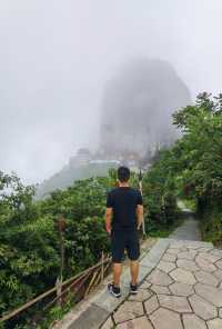 離天三尺三,貴州黔北第一峰,尧龍山。