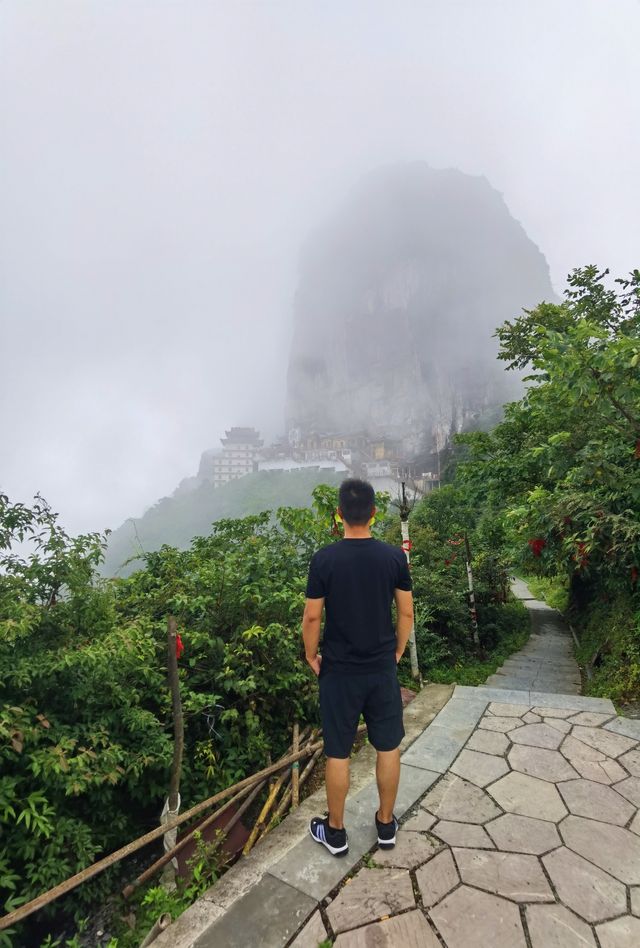 離天三尺三,貴州黔北第一峰,尧龍山。