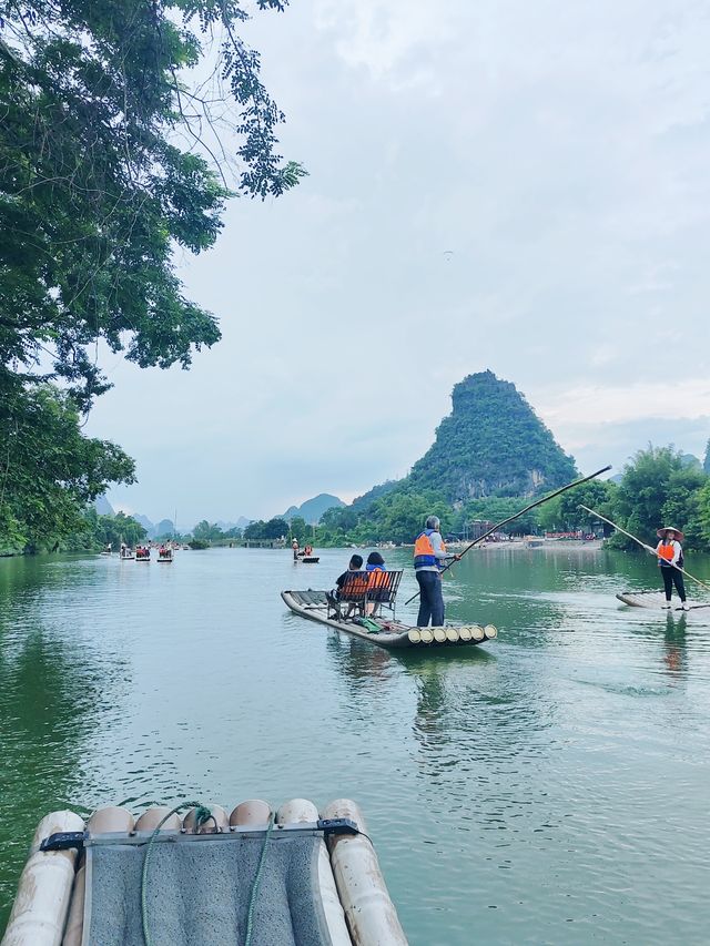 阳朔縣是中國廣西壯族自治區桂林市轄下的縣，位於漓江西岸，距離桂林市區65公里。阳朔以其獨特的自然風光而聞名,被譽為"桂林山水甲天下,阳朔堪稱甲桂林",這高度概括了阳朔自然風光在世界上所佔有的重要位置。阳朔的自然風光可以用四個詞形容:"山青、水秀、峰奇、洞巧"。