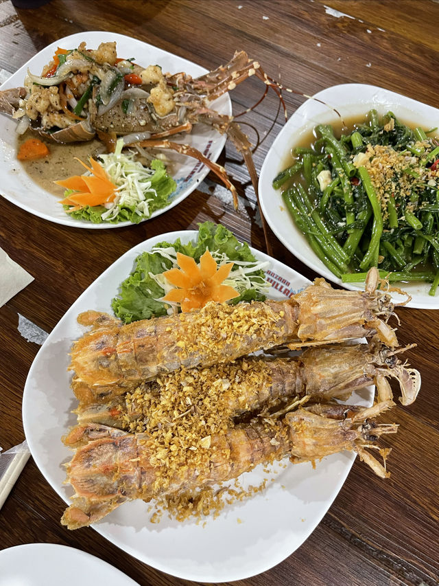 班赞海鲜市場位於普吉島芭東海灘附近的江西冷購物中心出口處對面。市場佔地面積不太大,分為上下兩層。