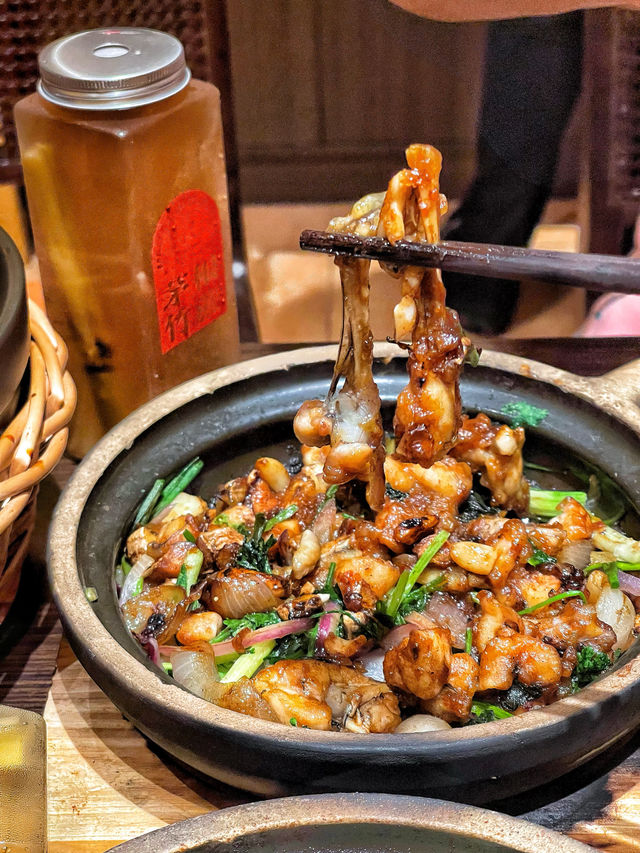 青島萬象城！新開的！煲仔菜 好好吃啊！。