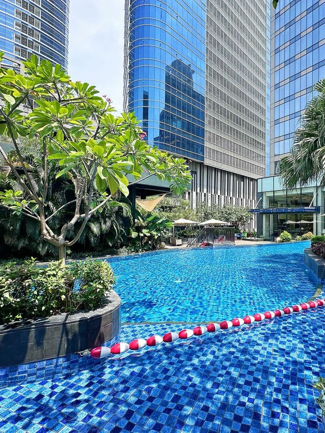 車水馬龍的泗水市中心～如此高性價比的酒店房間居然還配了PS5。
