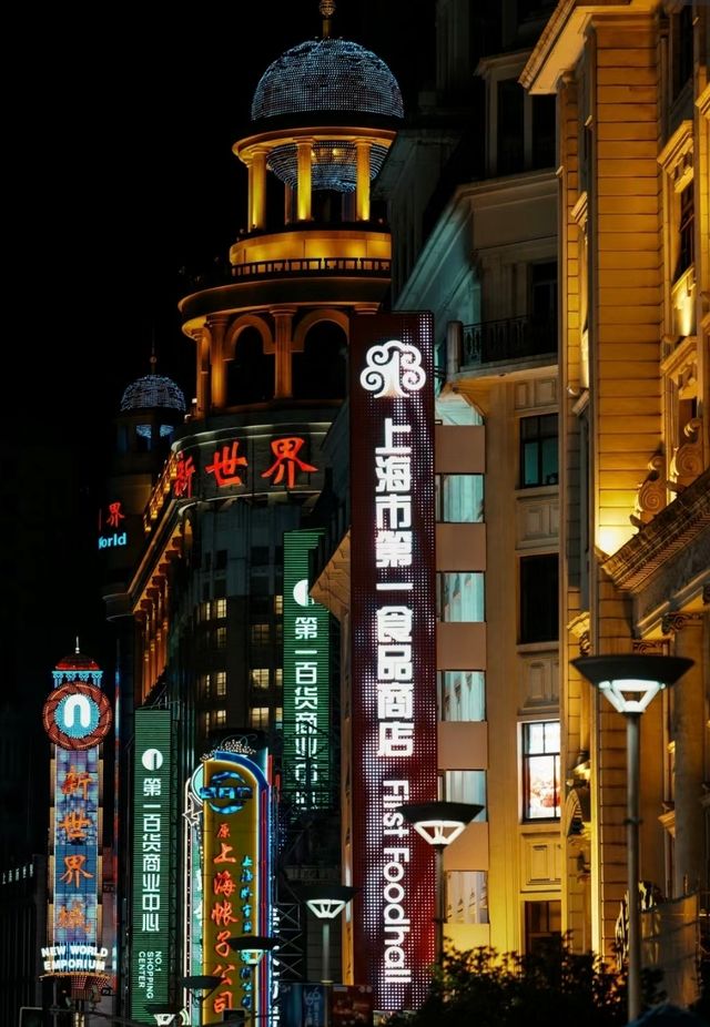 中國上海南京路步行街-繁華的購物地。