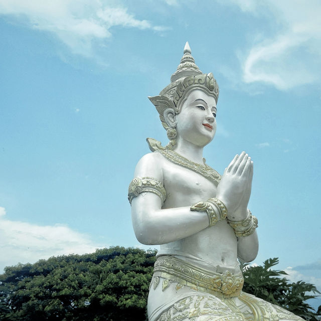 銀色佛塔|西雙版納般若寺,有著明確的著裝要求,請不要穿吊帶、短裙、無袖短袖等 銀色佛塔|西雙版納般若寺,有著明確的著裝要求,請不要穿吊帶、短裙、無袖短袖等
