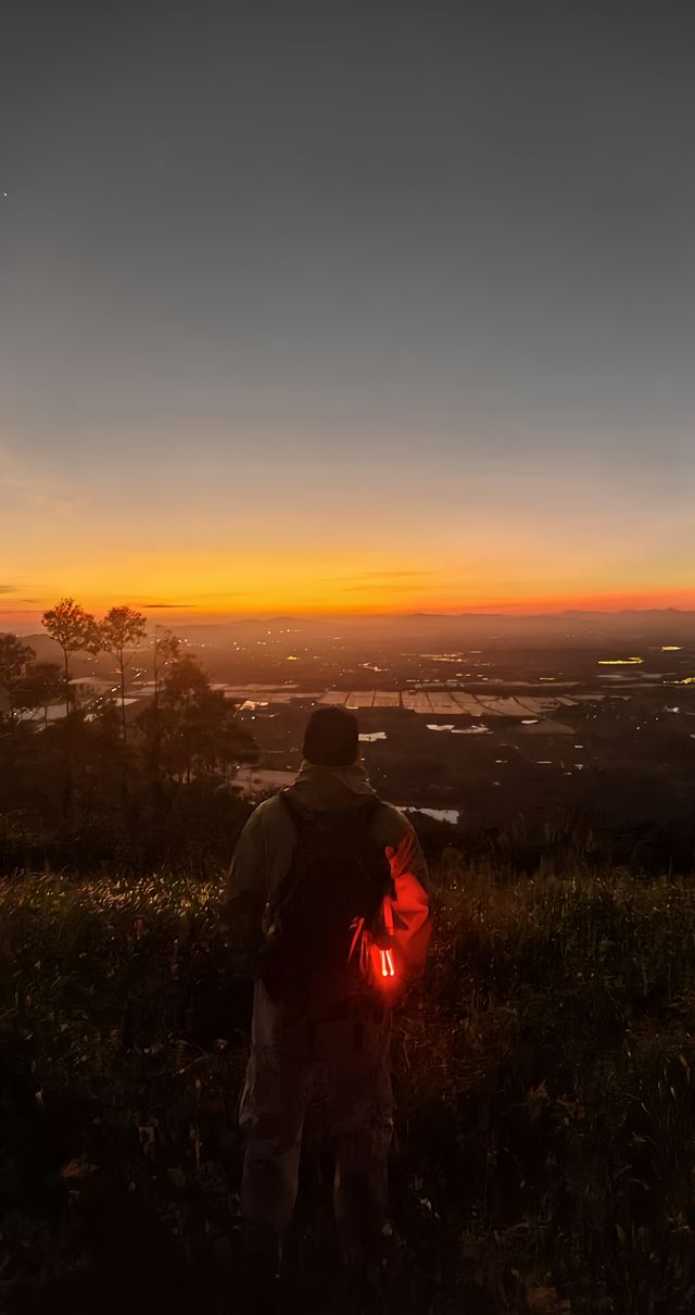 海南登山遠足·觀賞山頂絕美風光。