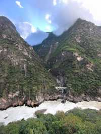 雲南香格里拉虎跳峽｜。