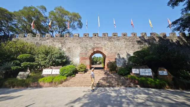 The "Mysterious Ancient Great Wall" of Guangzhou - Lianhuacheng