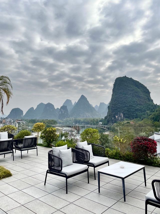陽朔｜入住這裡打開窗簾就能看到漓江和山景！