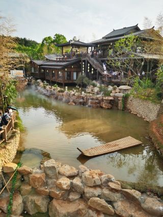 Not in Fenghuang, but in Wuhan. May 3, real shots of the crowds in Jiangxia Li