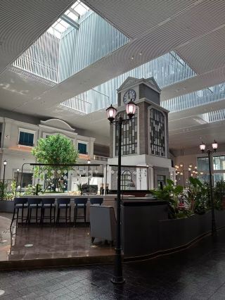 This is my first time staying in such a luxurious and upscale hotel, and it's absolutely amazing!