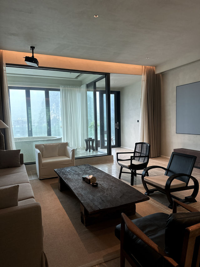 陽朔千古情景區旁,藏著一家侘寂風隱世酒店。 陽朔千古情景區旁,藏著一家侘寂風隱世酒店。