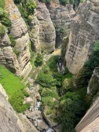龍達（Ronda），呢座建喺懸崖上嘅白色小鎮
