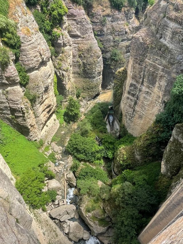龍達（Ronda），呢座建喺懸崖上嘅白色小鎮