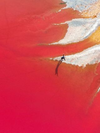 The crimson lakes deep within the Badain Jaran Desert will astonish the world!