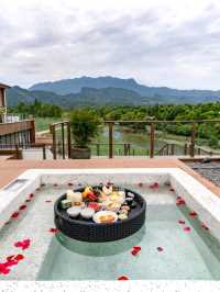 I found a hotel at Qingcheng Mountain where you can enjoy hot springs, barbecues, and camping