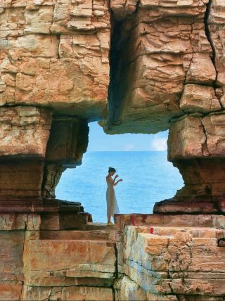 เกาะต้าเหอซาน ไข่มุกที่ซ่อนเร้นในมหาสมุทร ดินแดนลับแห่งกาลเวลา ตำนานทางธรณีวิทยาอายุ 800 ล้านปี นี่คือเกาะบริสุทธิ์แห่งสุดท้ายของจีน หินสีดำที่ดับสนิทจากการปะทุของภูเขาไฟ และหน้าผาที่ถูกกัดเซาะโดยกระแสน้ำขึ้นน้ำลง ราวกับกรงเล็บมังกร ทำให้เกาะแห่งนี้เป็นหนึ่งใน "สิบเกาะที่สวยที่สุดในจีน" จากการจัดอันดับของเนชั่นแนล จีโอกราฟิก เดินเล่นไปตามทางเดินริมทะเลธรรมชาติที่ยาวที่สุดในโลก สัมผัสแหล่งแร่ควอตไซต์เมื่อ 800 ล้านปีก่อน และมองออกไปยังมหาสมุทรอันกว้างใหญ่จากแนวปะการัง "ดวงตาแห่งท้องฟ้า" ทุกภาพล้วนเป็นภาพอันน่าทึ่งของความมหัศจรรย์ทางธรรมชาติ