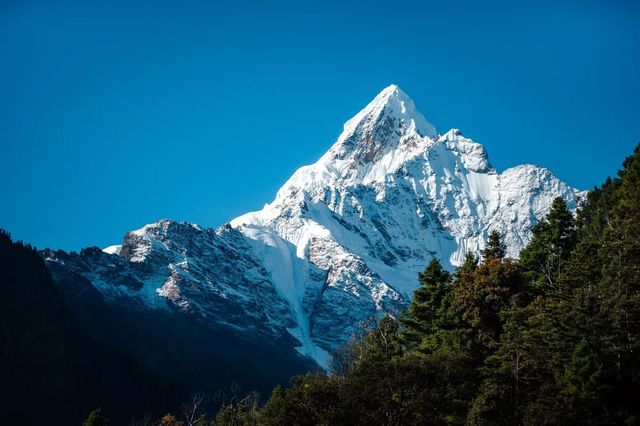 秋天在雨崩村欣賞梅里雪山的日照金山