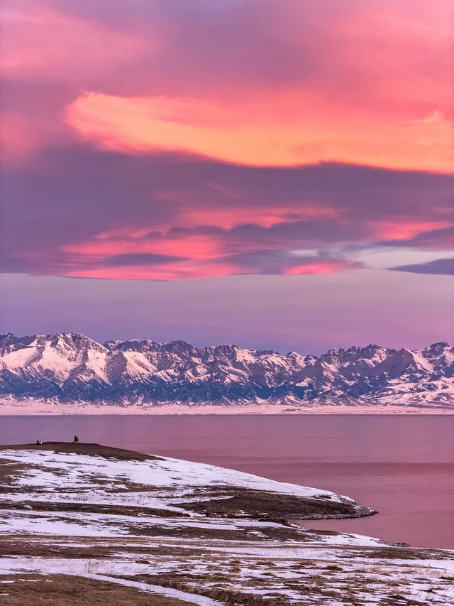 賽里木湖的絕美粉調日出 賽里木湖的絕美粉調日出