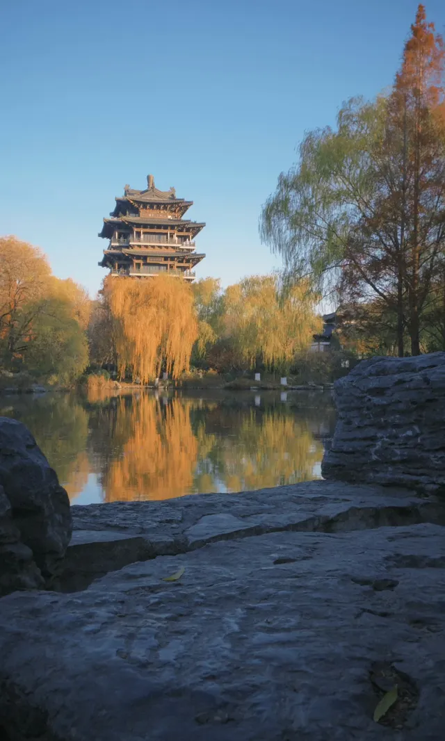 此刻大明湖 像是被打翻的調色盤映射在人間 此刻大明湖 像是被打翻的調色盤映射在人間