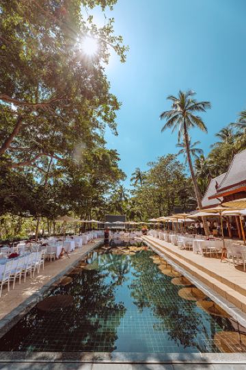 Рождественская атмосфера в различных местах Aman