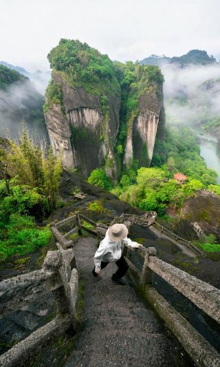 Wuyishan in Mist and Rain, a Poetic Jianghu Hidden in the Red Mountains and Green Waters  
The mist drifts over the red cliffs of Tianyou Peak,
