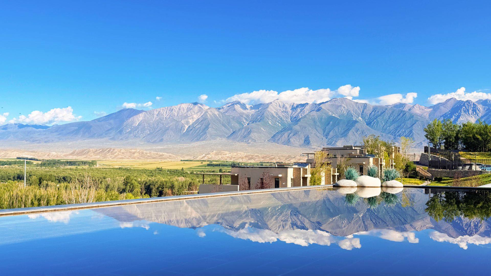This hotel in Wenquan County, Xinjiang, has truly mastered the art of hot springs.