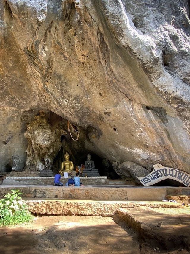 วัดถ้ำเขาวง วัดสวยอาคารไม้ ริมเขา