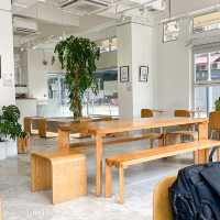 【香港大學站｜純白色Pet-friendly Cafe 想搵個地方做下嘢嘅可以考慮下呢度～】