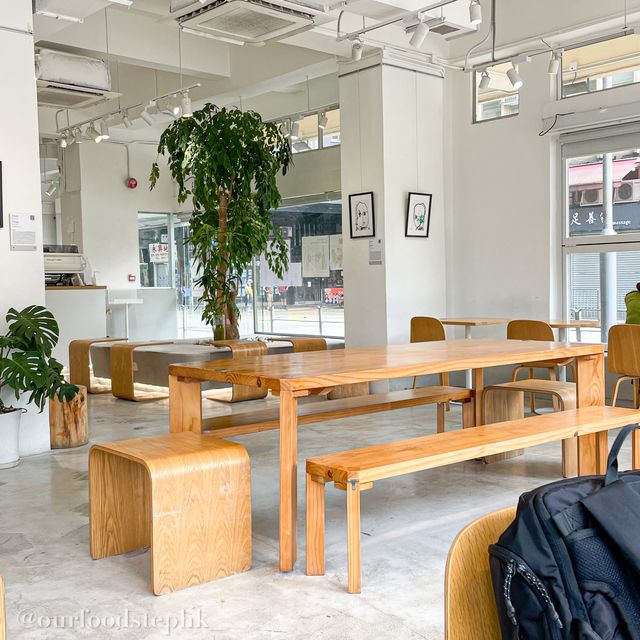 【香港大學站｜純白色Pet-friendly Cafe 想搵個地方做下嘢嘅可以考慮下呢度～】