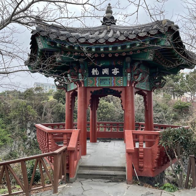 제주공항에서 가까워서 접근성이 용이한 용두암, 용연구름다리