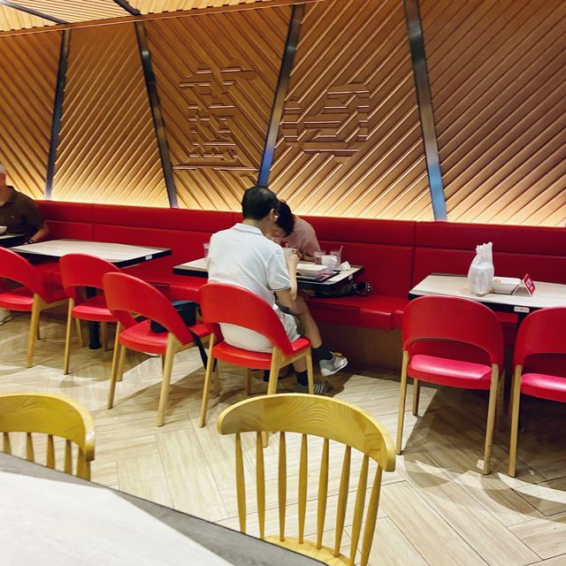 花生醬叉燒腸加生滾雞肉腸粥， 正！