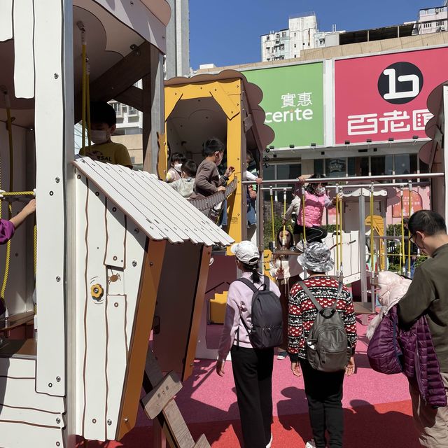 以彩虹為主題嘅小朋友空中遊樂場