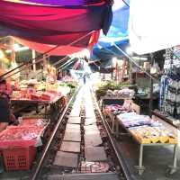 曼谷旅遊景點推薦 ❣️ 美功鐵道市場（Maeklong Railway Market 