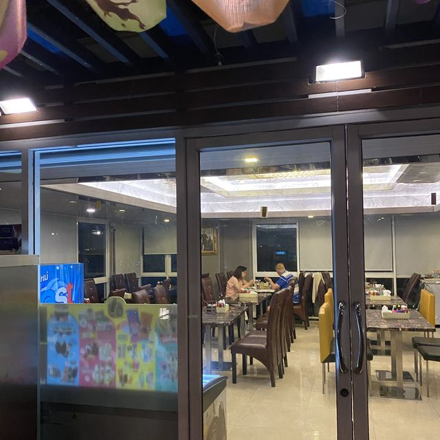 สระว่ายน้ำ ยิม ร้านอาหารครบครันที่รูฟทอปบียัวร์โฮม