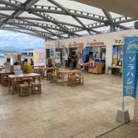 沖縄今帰仁「古宇利島の駅ソラハシ」新鮮な沖縄県産フルーツやカフェ、フードコート、土産が揃うおすすめ南国の道の駅