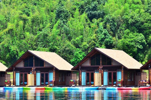 แพ 500 ไร่ (500 Rai Khao Sok Floating Resort)