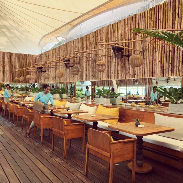 Beachfront lunching and lounging…