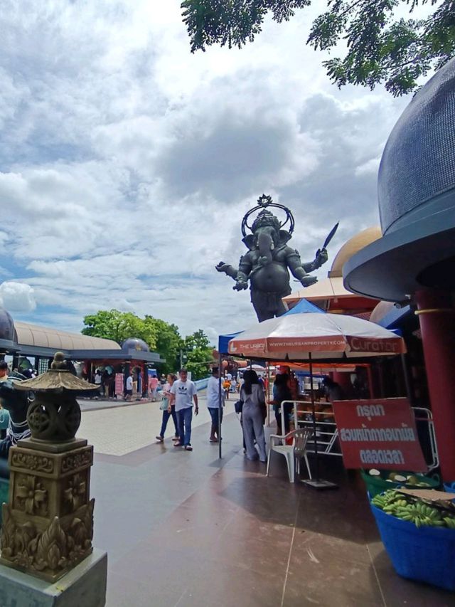 ขอพรด้านความสำเร็จกับพระพิฆเนศองค์ยืน