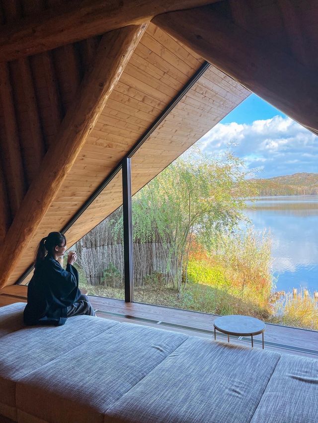 【北海道】湖に浮かぶようにに行む三角屋根の絶景宿