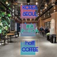 高速ターミナル駅直結！有名なクリームラテが飲めちゃう！